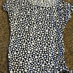 Chic Polka Dot Short Sleeve Top in Navy and White